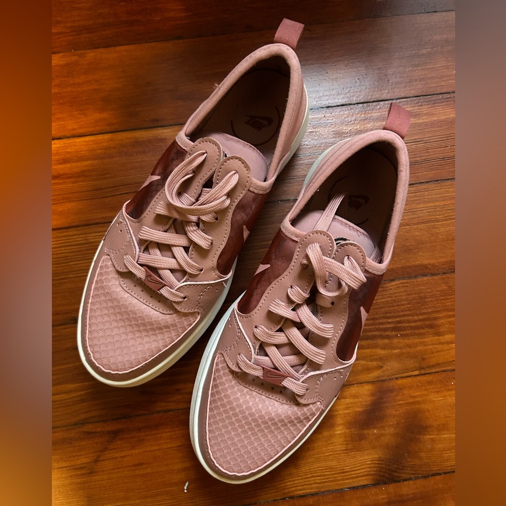 Nike sneaker pink